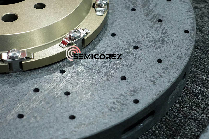 Analisis sistem pengereman komposit karbon-keramik